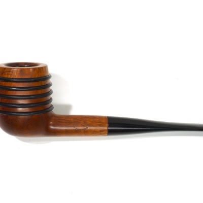 Cachimbo de madeira castanha com anéis negros decorativos sobre fundo branco