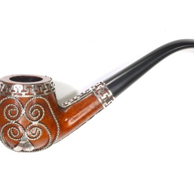 Cachimbo de madeira castanha com ornamentos metálicos prateados e encaixe preto longo