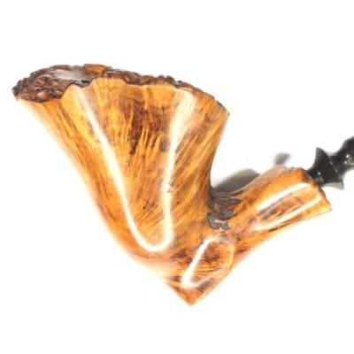 Cachimbo em madeira polida com padrão natural castanho e bocal preto