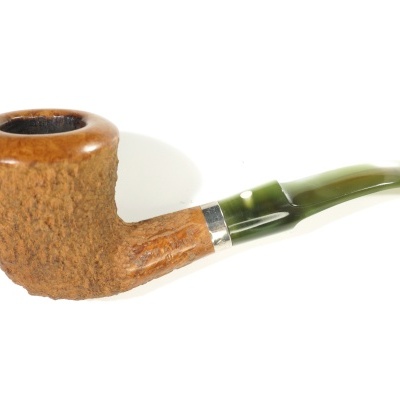 Cachimbo de fumar em madeira e bocal verde sobre fundo branco