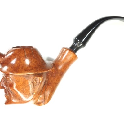 Cachimbo artesanal em madeira forma cabeça Sherlock Holmes com chapéu e bocal preto.