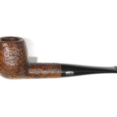 Cachimbo de fumar em madeira castanha texturada com boquilha preta e placa metálica