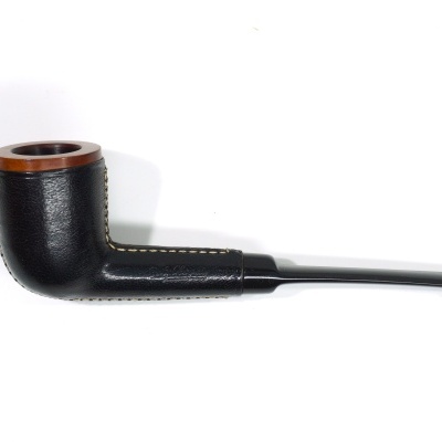 Cachimbo de fumar com forro em pele preta, costura bege e bojo em madeira castanho