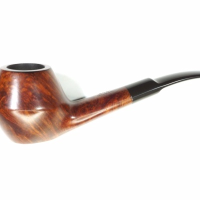 Cachimbo tradicional em madeira com corpo castanho polido e bocal preto