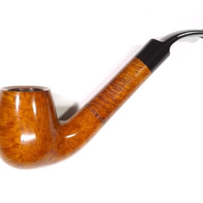 Cachimbo de tabaco em madeira castanho claro com bocal preto