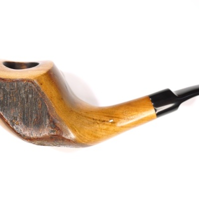 Cachimbo em madeira com bocal preto curvado