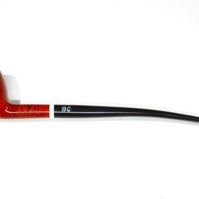 Cachimbo de tabaco com bocal preto e corpo em madeira castanha avermelhada