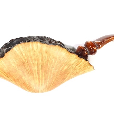 Cachimbo em madeira clara com design de concha e ponteira castanha