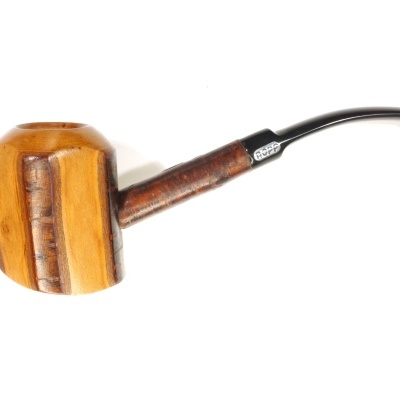 Cachimbo de fumar em madeira clara e preta, com inscrição 'CHACOM' no tubo