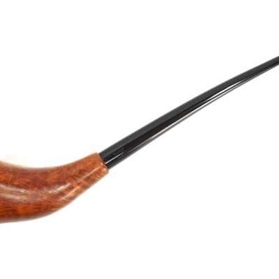 Cachimbo com bocal preto longo e corpo em madeira castanho