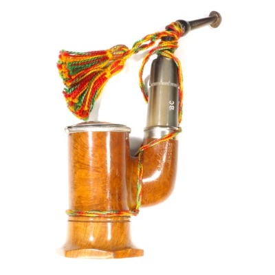 Cachimbo de madeira com peça metálica e cordão colorido