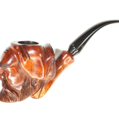Cachimbo esculpido em forma de cabeça masculina em madeira castanha com bocal preto curvo.
