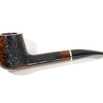 Cachimbo de madeira com textura rústica e boquilha preta