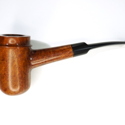 Cachimbo clássico de madeira castanha com boquilha preta sobre fundo branco