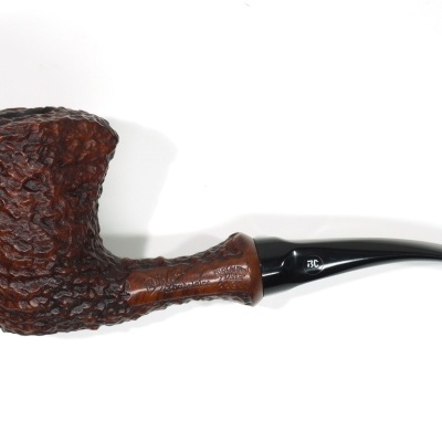 Cachimbo de madeira rústico castanho com boquilha preta e inscrição 3C