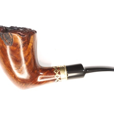 Cachimbo de madeira polida com anel metálico prateado e bocal preto curvo