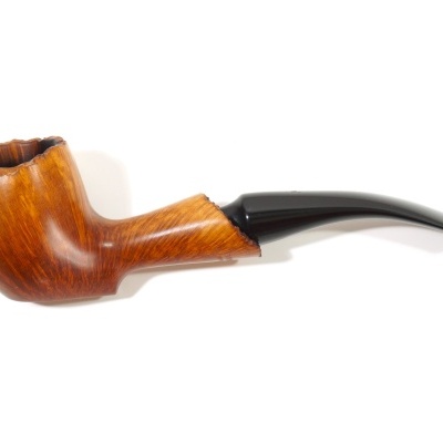 Cachimbo de madeira com bocal preto curvo, polido, sobre fundo branco.