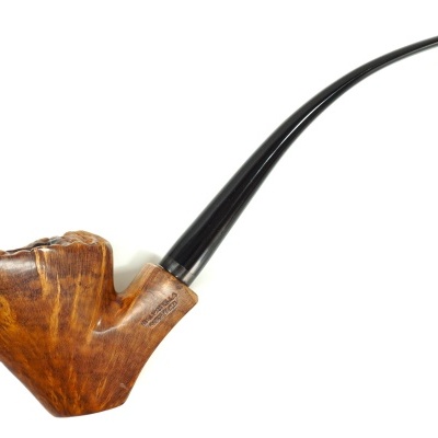 Piteira de cachimbo em madeira castanha com haste curva preta e gravação na madeira