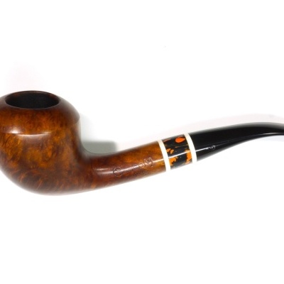 Pipa de tabaco de madeira marrom com boca preta e detalhe em branco e laranja