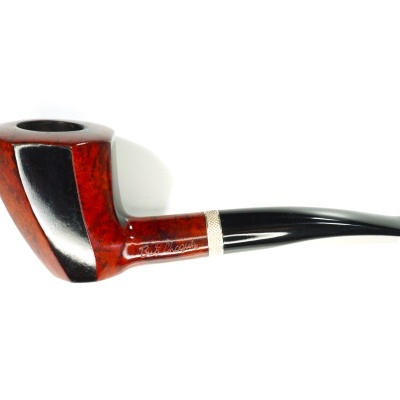 Cachimbo em madeira castanha com detalhes em preto e branco e boquilha preta brilhante