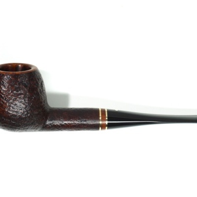 Cachimbo em madeira escura com textura rugosa e bocal preto com detalhes dourados