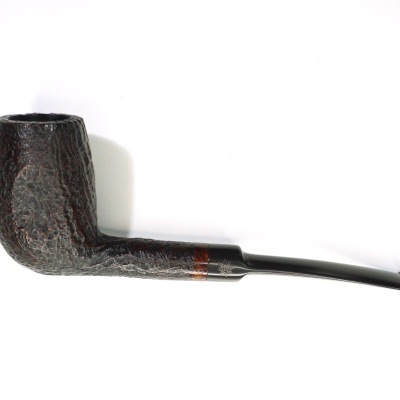 Cachimbo de fumar preto com textura rugosa e detalhe vermelho