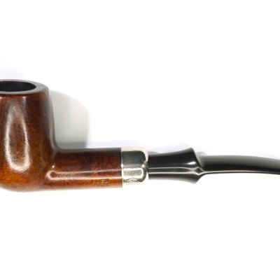 Cachimbo de fumar em madeira castanha com bocal preto e anel metálico