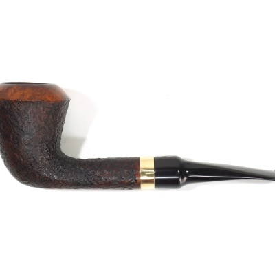 Cachimbo de tabaco em madeira castanha escura com bocal preto e anel dourado