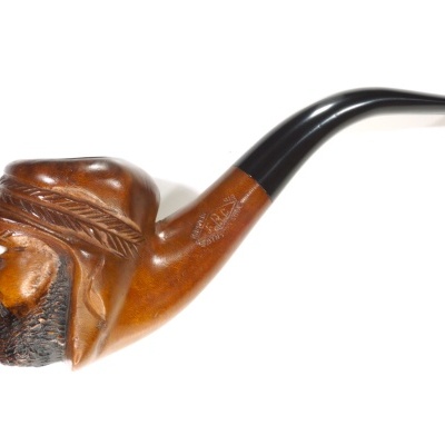 Cachimbo esculpido em madeira com cabeça masculina e haste preta curva.