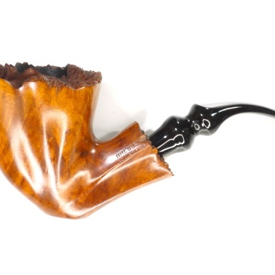 Cachimbo de tabaco em madeira polida castanha com boquilham preta curvada