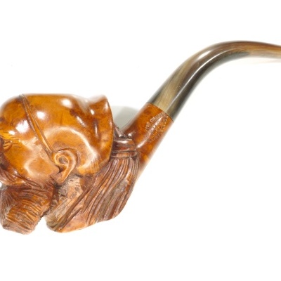 Cachimbo de madeira esculpido em forma de cabeça de homem com barba