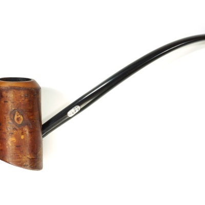 Cachimbo de madeira castanha com haste preta e etiqueta DRG