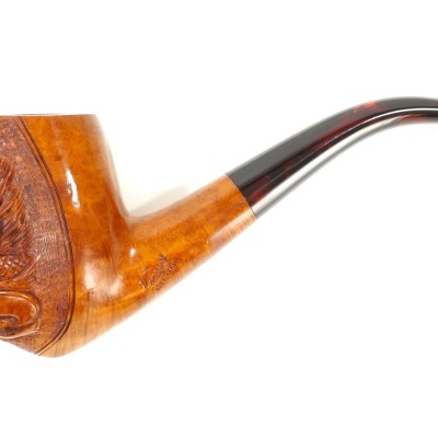 Cachimbo em madeira castanha clara com entalhe decorativo e tubo escuro curvado