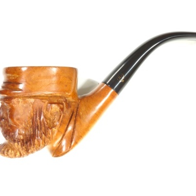 Cachimbo de madeira com cabeça esculpida e bocal preto curvo