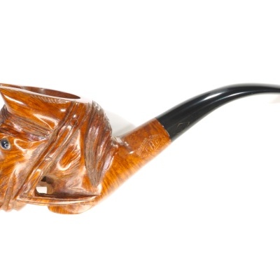 Cachimbo de tabaco entalhado em madeira clara com tubo preto curvo