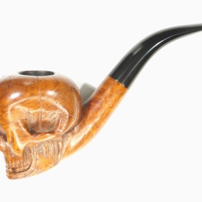 Cachimbo em forma de caveira esculpida em madeira castanha com boquilha preta