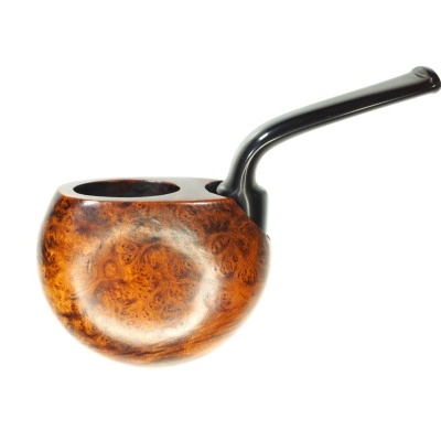 Cachimbo de madeira e cabo preto em fundo branco