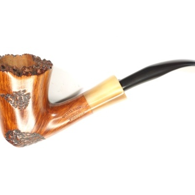 Cachimbo de fumar em madeira clara com bocal preto e detalhes escuros