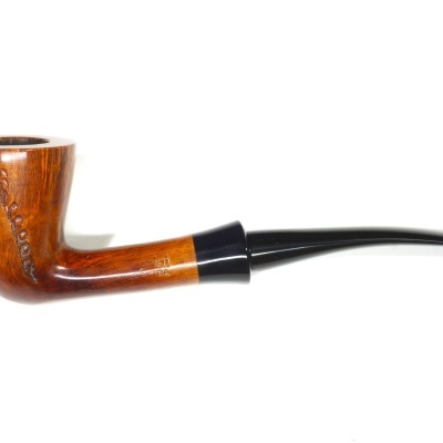 Cachimbo de fumar de madeira castanha com tampo preto e gravação na lateral.