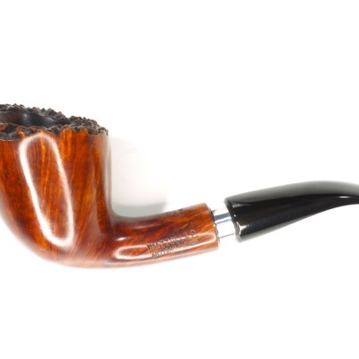 Cachimbo de madeira castanha com bocal preto curvo