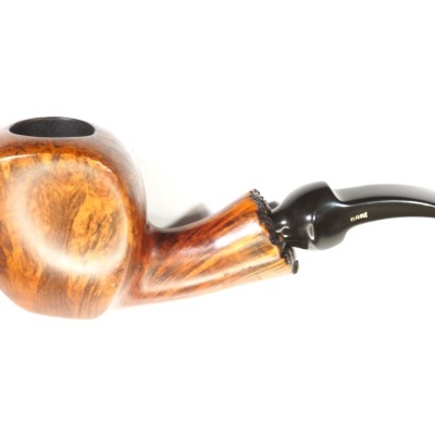 Cachimbo de madeira polido castanho com bocal preto curvo