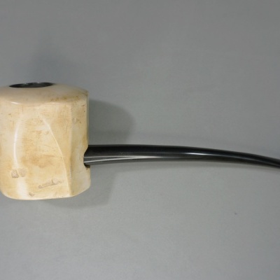 Cachimbo de fumar marfim claro retangular com bocal preto curvo