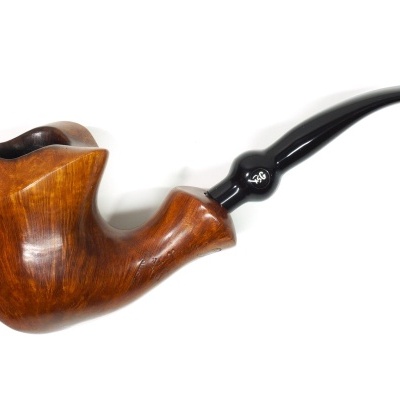 Cachimbo em madeira polida castanha com bocal preto e símbolo branco