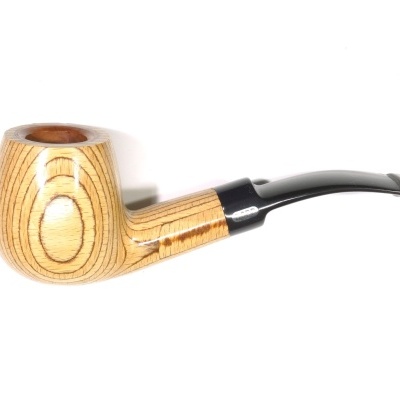 Cachimbo de madeira clara com boca preta curva sobre fundo branco