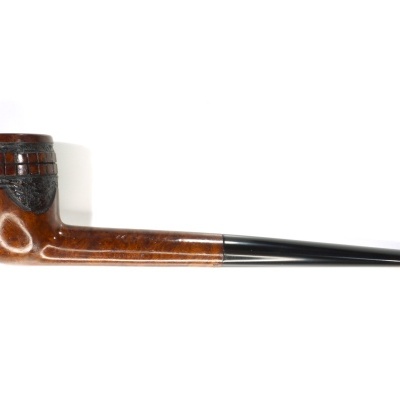 Cachimbo de madeira castanha com bocal preto sobre fundo branco