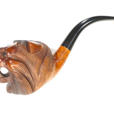 Cachimbo de madeira esculpida com forma de cabeça de leão e bocal preto