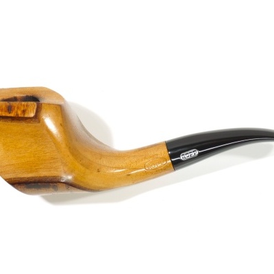 Cachimbo de madeira clara com bocal preto curvo e inscrições ROPP