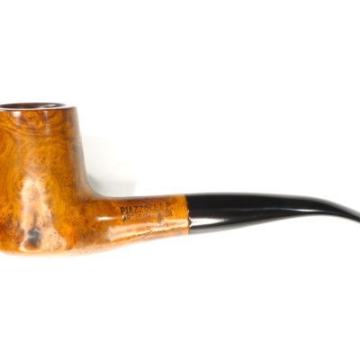 Cachimbo de madeira castanha com haste preta curva em fundo branco