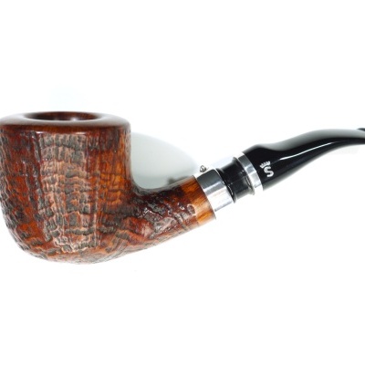 Cachimbo de fumar em madeira castanha com bocal preto curvado e detalhe prateado.