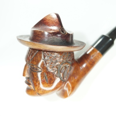 Cachimbo de madeira esculpido em forma de cabeça com chapéu e piteira preta